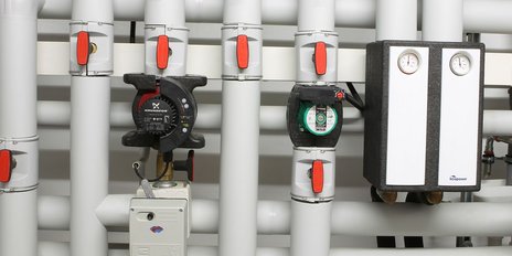 Eine Anordnung von Rohren und Pumpen, die für Heizungs- oder Wasserversorgungssysteme verwendet werden, mit verschiedenen Ventilen.