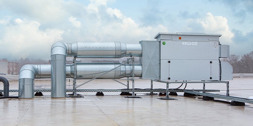 Ein Vallox Lueftungssysteme auf einem Flachdach