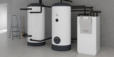 Moderne Heizsysteme in einem minimalistischen Raum Drei große, weiße Heizungsanlagen stehen in einem modernen Raum mit grauen Wänden und einem gefliesten Boden.